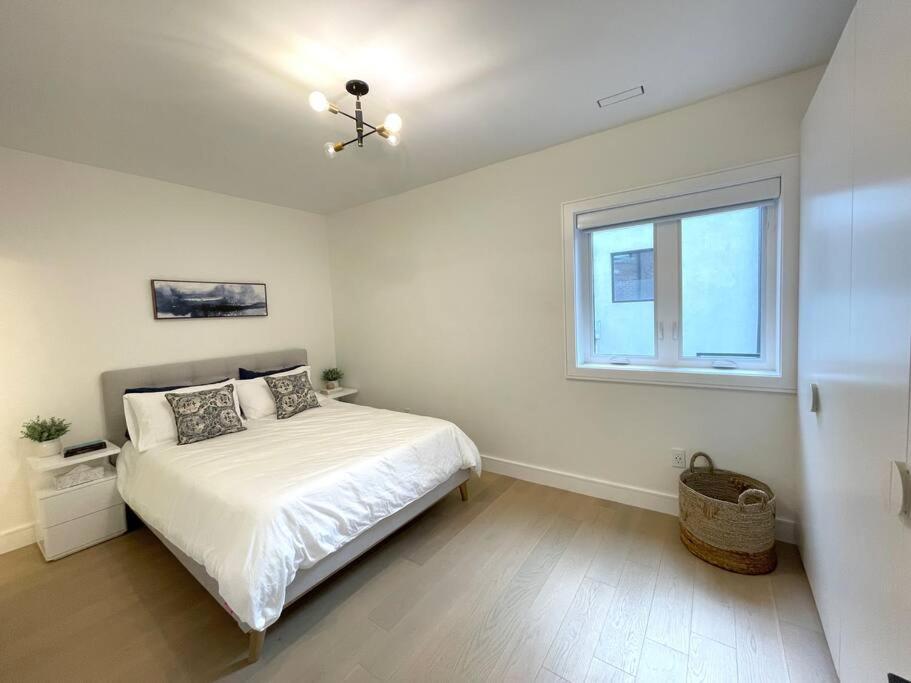 Modern Apartment Close To The Beach With Parking Toronto Luaran gambar
