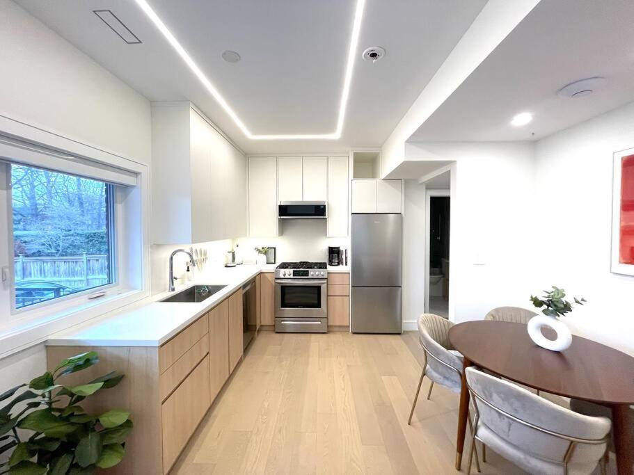 Modern Apartment Close To The Beach With Parking Toronto Luaran gambar