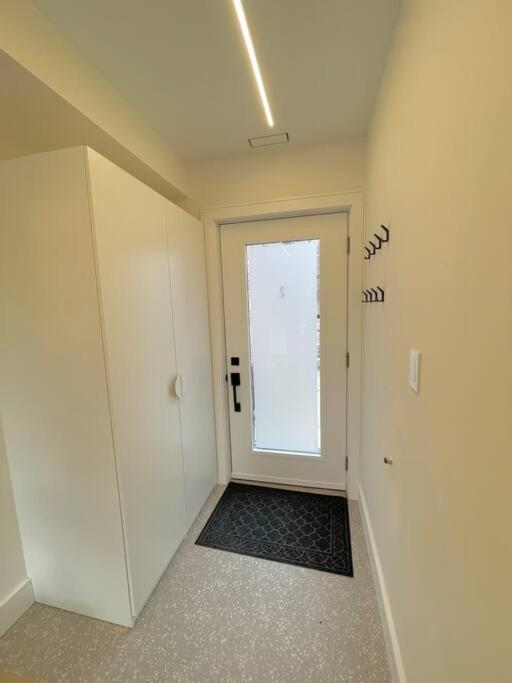 Modern Apartment Close To The Beach With Parking Toronto Luaran gambar