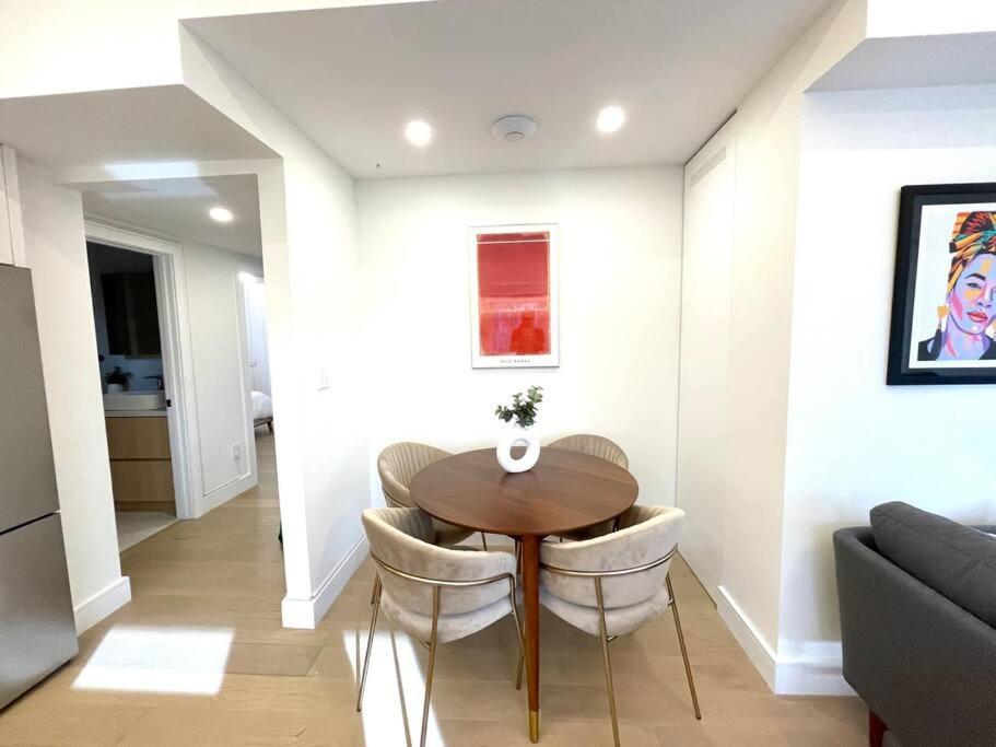 Modern Apartment Close To The Beach With Parking Toronto Luaran gambar