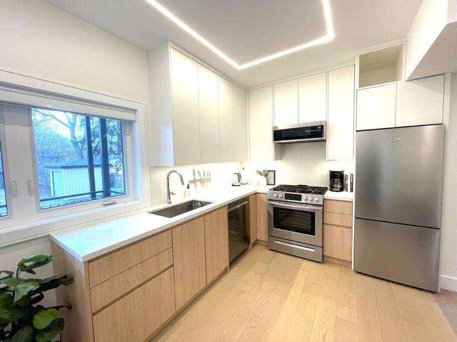 Modern Apartment Close To The Beach With Parking Toronto Luaran gambar