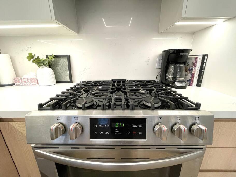 Modern Apartment Close To The Beach With Parking Toronto Luaran gambar