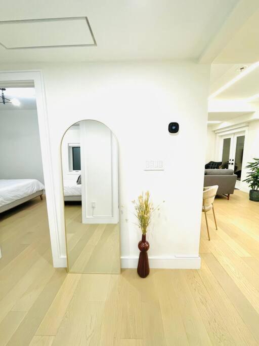 Modern Apartment Close To The Beach With Parking Toronto Luaran gambar